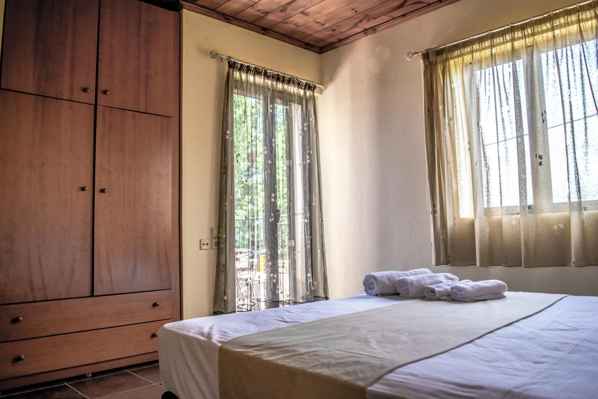 Niriides Luxury Villa *