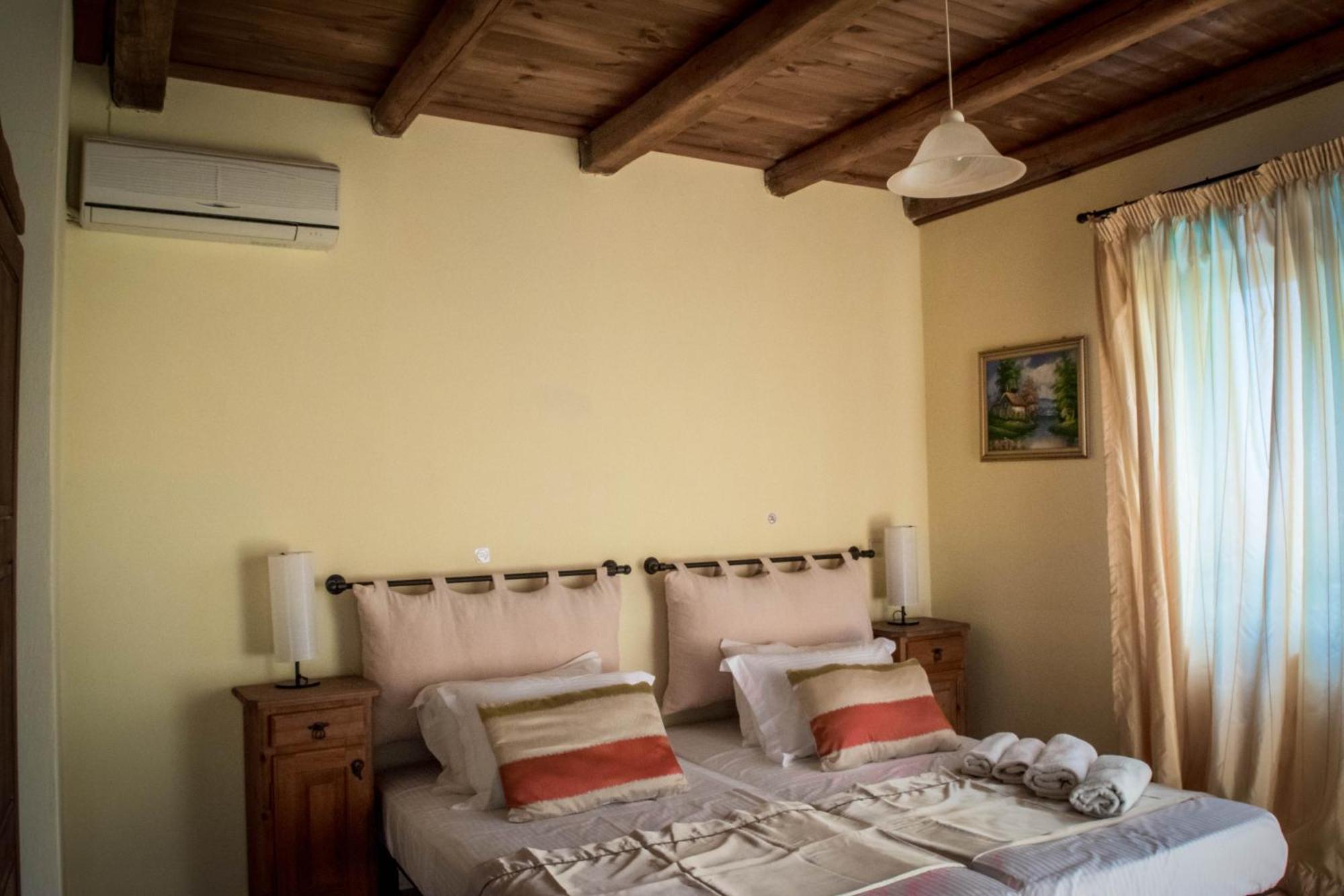 Villa Niriides Luxury *